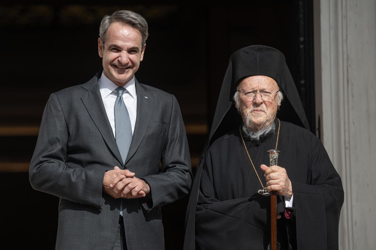 Greece's Prime Minister Kyriakos Mitsotakis (L) welcomes Fener Greek Patriarch Bartholomew prior to their meeting at Maximos Mansion in Athens, May 8, 2026. (AFP Photo)