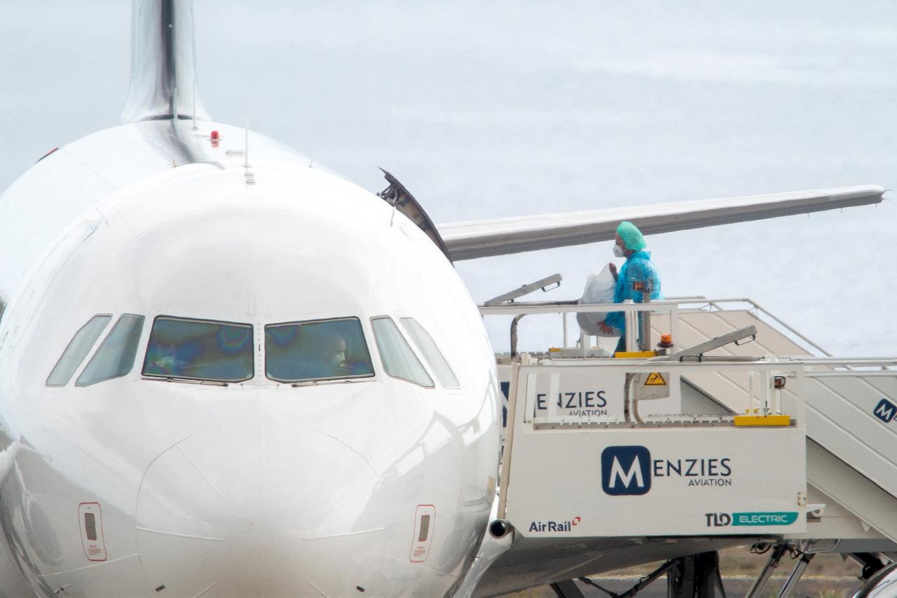 American tests positive for hantavirus on flight home