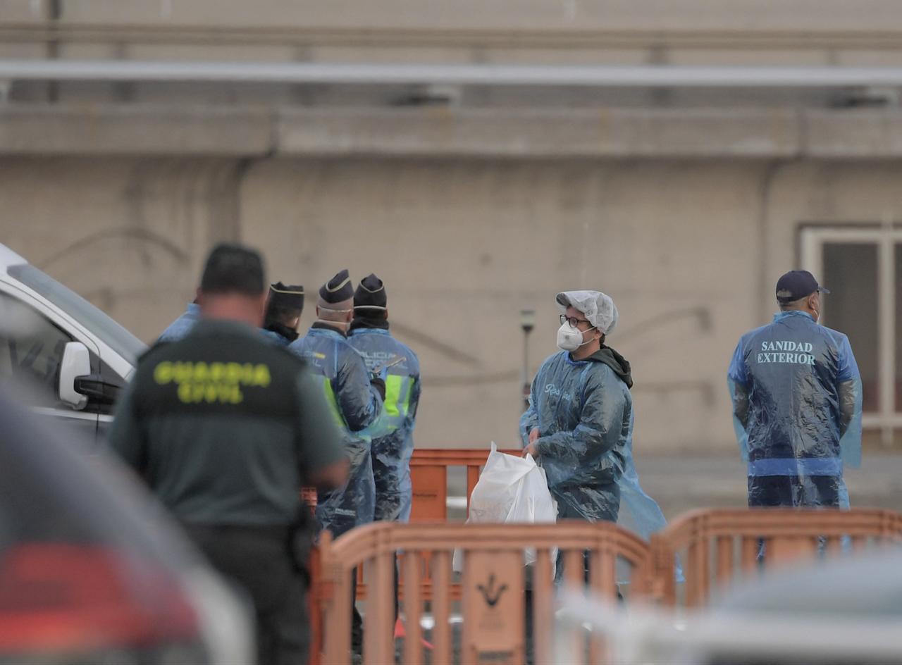 US passengers from the Dutch flagged hantavirus-stricken cruise ship MV Hondius disembark at the industrial port of Granadilla de Abona on the island of Tenerife in Spain's Canary Islands on May 10, 2026. (AFP Photo)