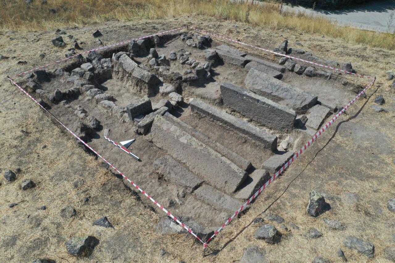 Malazgirt Historical Muslim Cemetery, Malazgirt, Mus, Türkiye, Aug. 25, 2024. (IHA Photo)