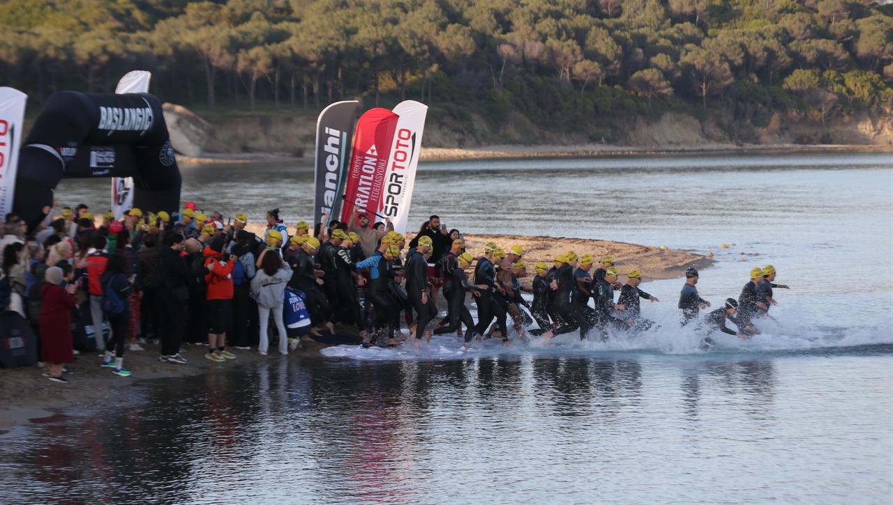 Athletes start the swimming leg of the 2026 Gelibolu Triathlon at the historic Gallipoli Peninsula in Canakkale, Türkiye, May 10, 2026. (AA Photo)