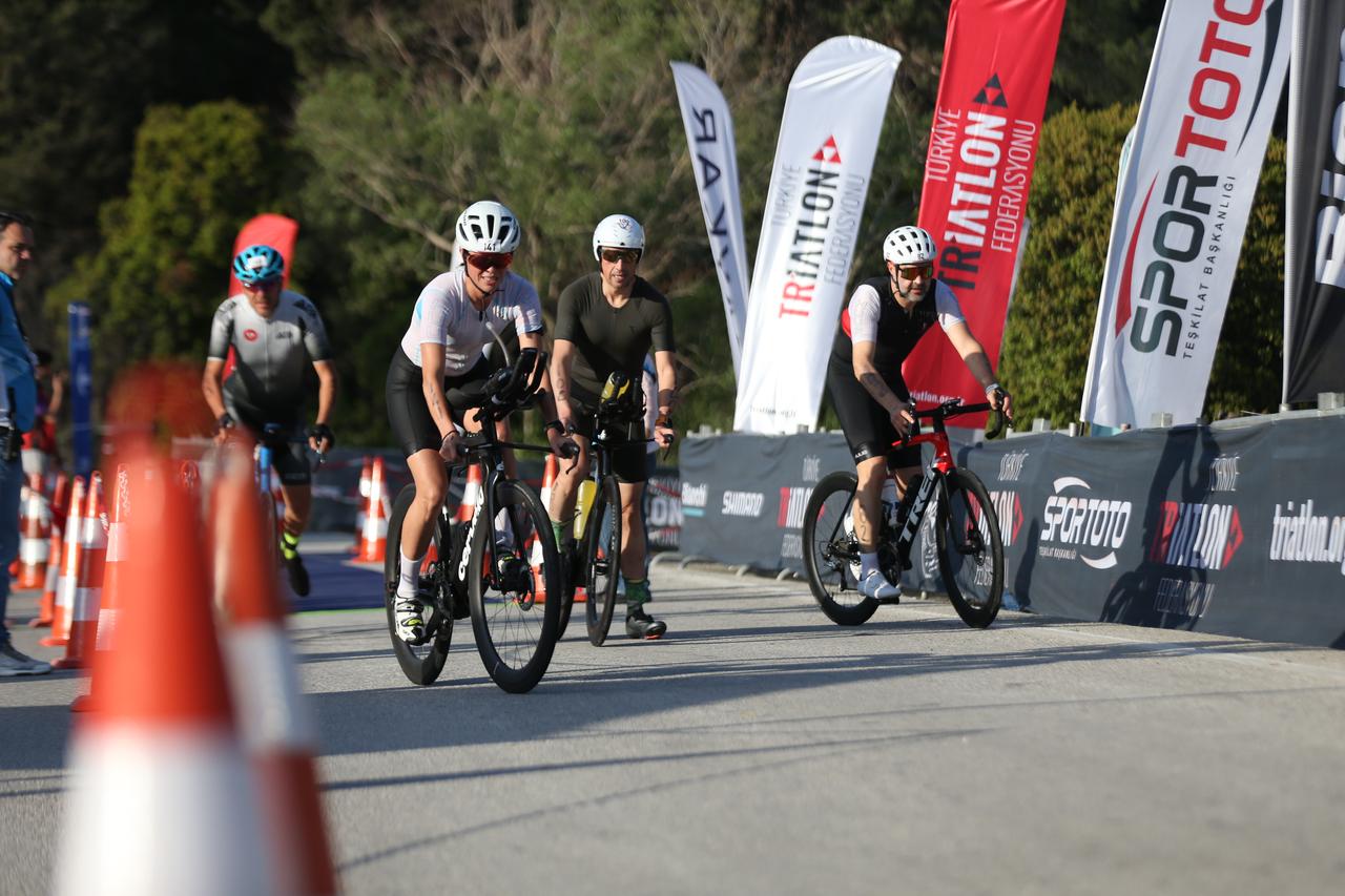 Athletes compete in the cycling leg of the 2026 Gelibolu Triathlon at the historic Gallipoli Peninsula in Canakkale, Türkiye, May 10, 2026. (AA Photo)