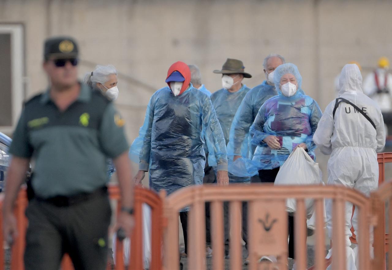 Passengers of the hantavirus-stricken cruise ship MV Hondius wait to board buses after disembarking in the port of Granadilla de Abona on the island of Tenerife in Spain's Canary Islands on May 11, 2026. (AFP Photo)