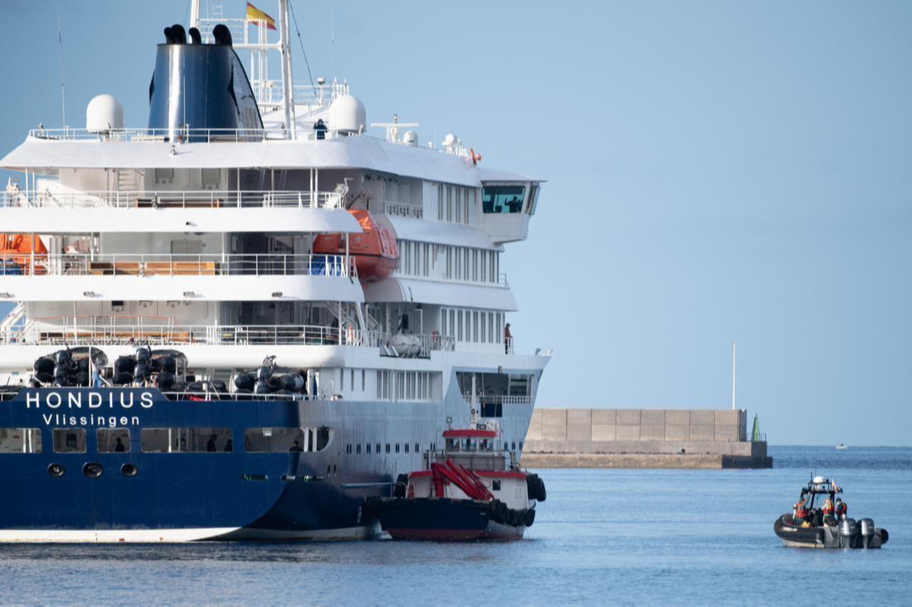 Boats approach the Dutch flagged hantavirus-stricken cruise ship MV Hondius after it arrived at the industrial port of Granadilla de Abona on the island of Tenerife in Spain's Canary Islands on May 10, 2026. (AFP Photo)