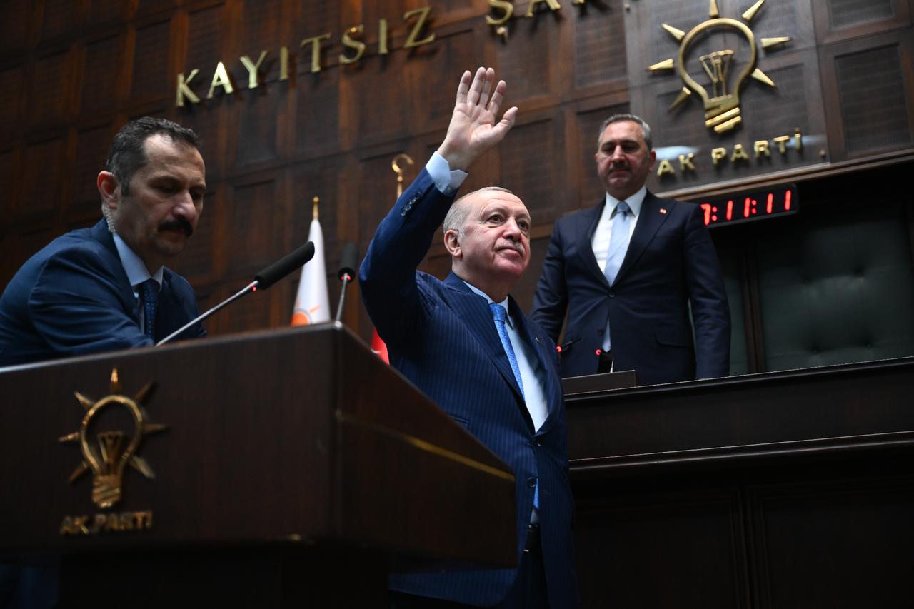 Poll shows razor-thin gap between ruling AK Party and CHP, growing economic dissatisfaction