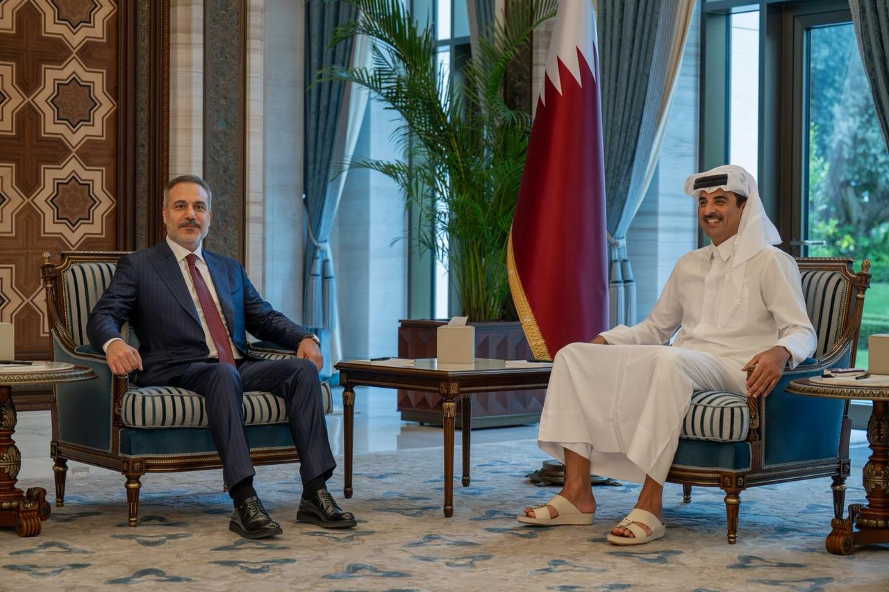 Turkish Foreign Minister Hakan Fidan (L) meets with Emir of Qatar Sheikh Tamim bin Hamad Al Thani (R) during an official visit in Doha, Qatar, on March 19, 2026. (AA Photo)