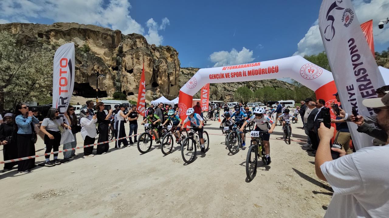 Youth cyclists race in Türkiye's 3,000-year-old valley