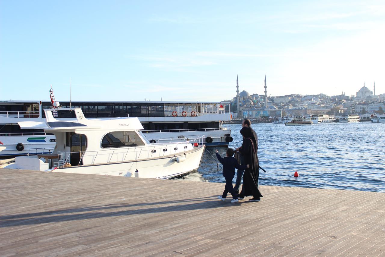 A family walks along the waterfront in Istanbul, Türkiye. (Adobe Stock Photo)