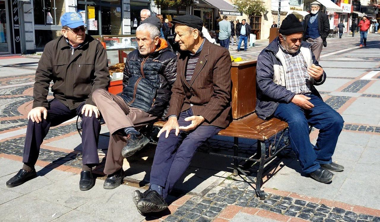 A group of elderly men sitting on a bench in Edirne, Türkiye, March 17, 2020. (IHA Photo)