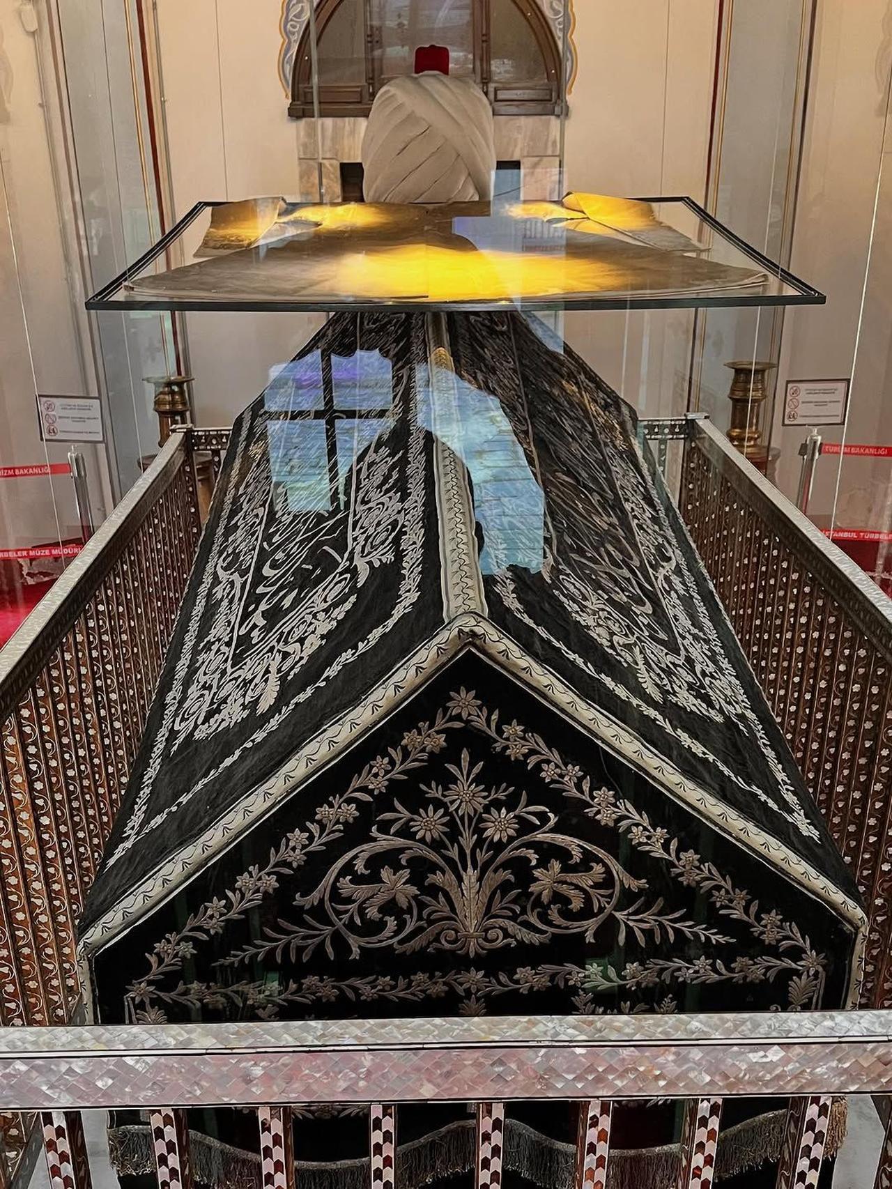 The tomb of Yavuz Sultan Selim I at the Selim I Mausoleum, located within the historic complex beside Sultan Selim Mosque in Istanbul, Türkiye. (Photo via Facebook/@Our.Inspiration.Ertugrul.gazi)