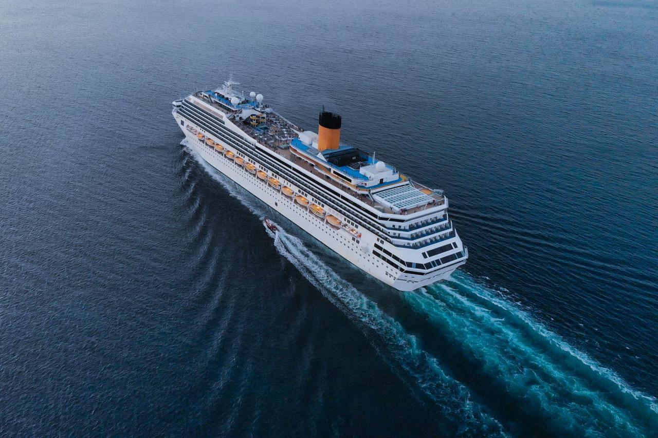 France confines 1,700 on cruise ship amid norovirus fears