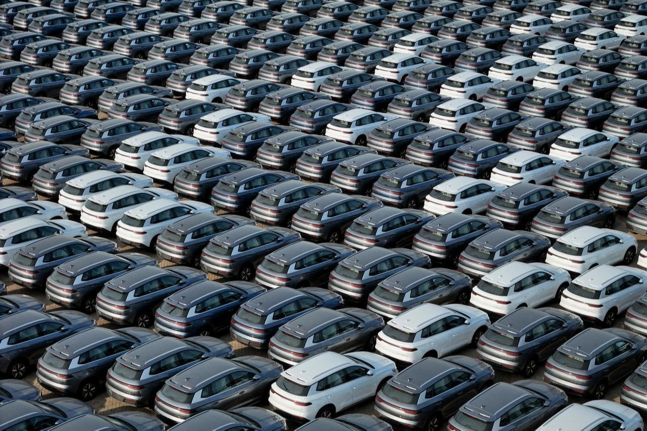 File photo shows BYD electric cars for export waiting to be loaded onto a ship at a port in Yantai, Shandong, China, on Apr. 18, 2024. (AFP Photo)