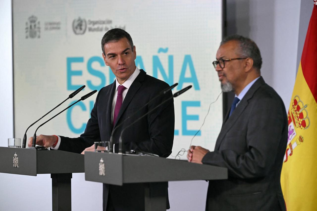 Spain's Prime Minister Pedro Sanchez (L) and World Health Organization (WHO) Director-General Tedros Adhanom Ghebreyesus give a joint press conference at the Moncloa Palace in Madrid, Spain, May 12, 2026. (AFP Photo)