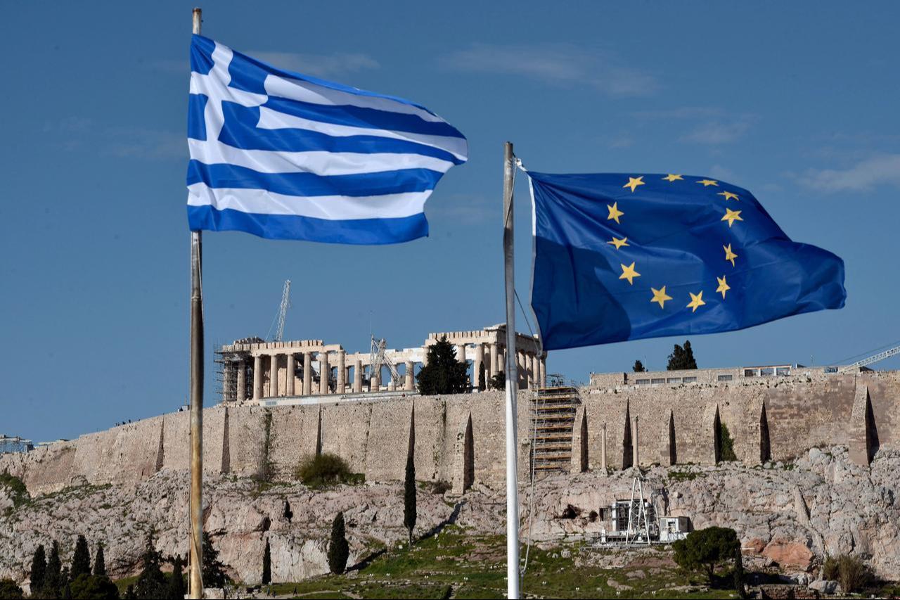 The Greek and EU flags flutter in front of the ancient Acropolis hill in Athens on January 15, 2015. (AFP Photo)