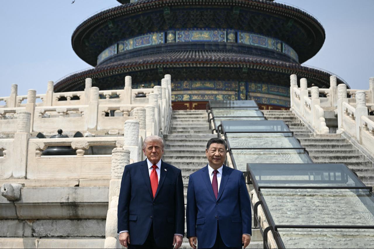 China's President Xi Jinping (R) and US President Donald Trump pose for a photo at the Temple of Heaven in Beijing, May 14, 2026. (AFP Photo)