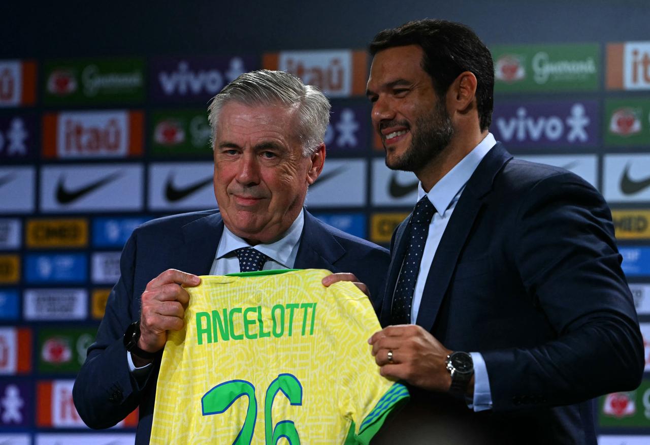 Brazil national team head coach Carlo Ancelotti (left) receives the team jersey from Brazilian Football Confederation (CBF) president Samir Xaud during his official unveiling at a hotel in the Barra da Tijuca neighbourhood of Rio de Janeiro, Brazil, May 26, 2025. (AFP Phtoto)