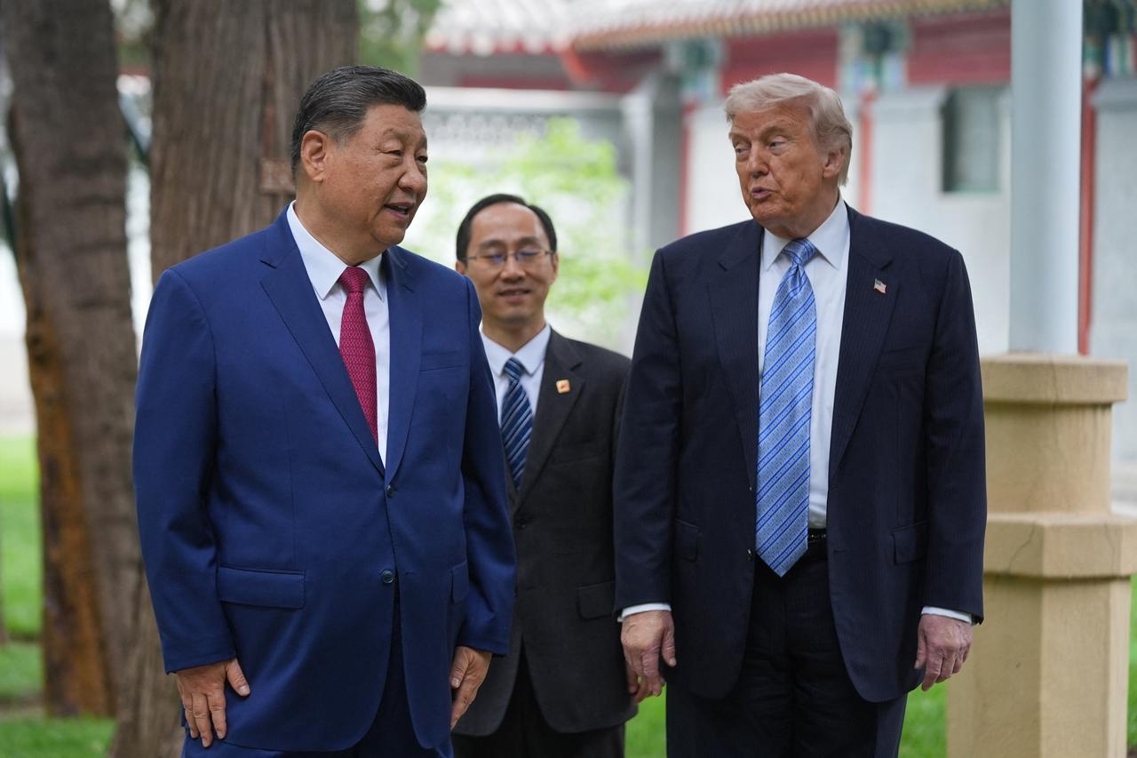 US President Donald Trump (R) talks to China’s President Xi Jinping (L) at the Zhongnanhai leadership compound in Beijing on May 15, 2026. (AFP Photo)