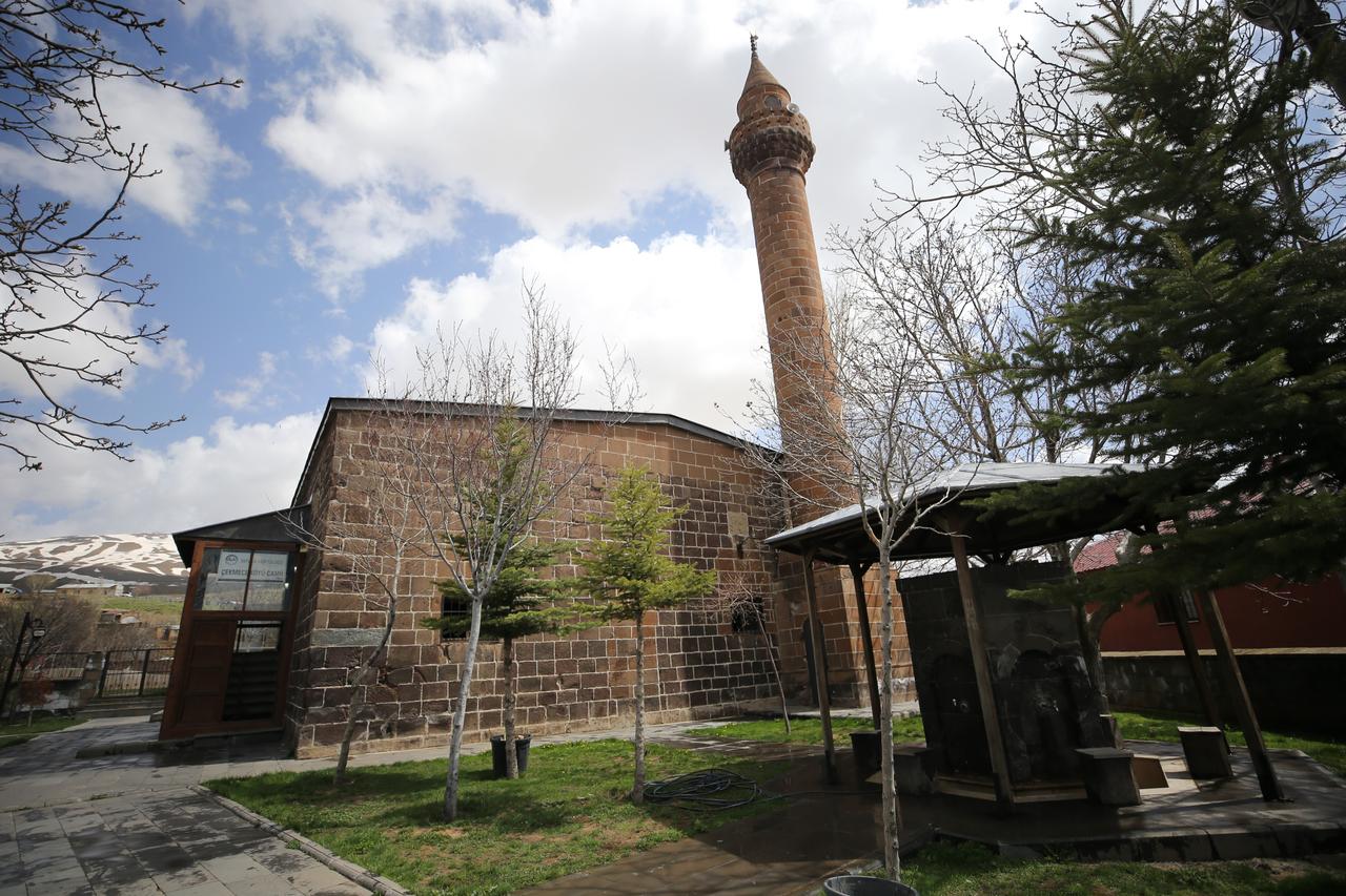 Ancient Hagia Sophia Mosque in Türkiye’s Bitlis attracts growing visitor interest