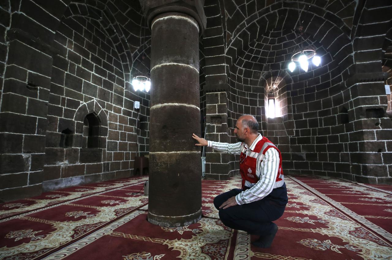 With its intricate stone carvings and inscriptions, the mosque remains one of Bitlis’ most remarkable cultural landmarks. Bitlis, Türkiye, May 15, 2026. (AA Photo)
