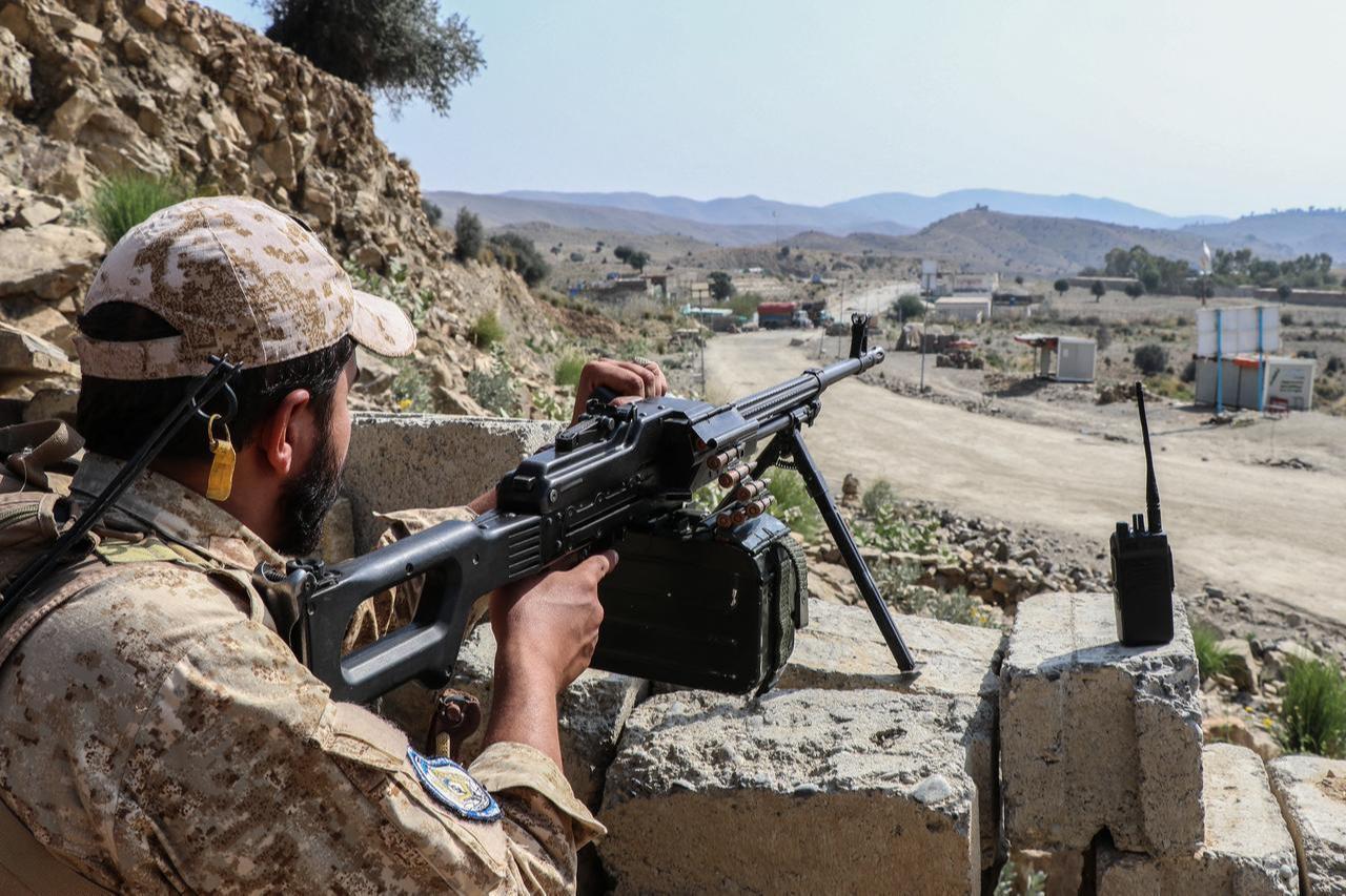 A Taliban security personnel stands guard along a road near the Ghulam Khan zero-point border crossing between Afghanistan and Pakistan in Gurbuz district in the southeast of Khost province, Oct. 20, 2025. (AFP Photo)