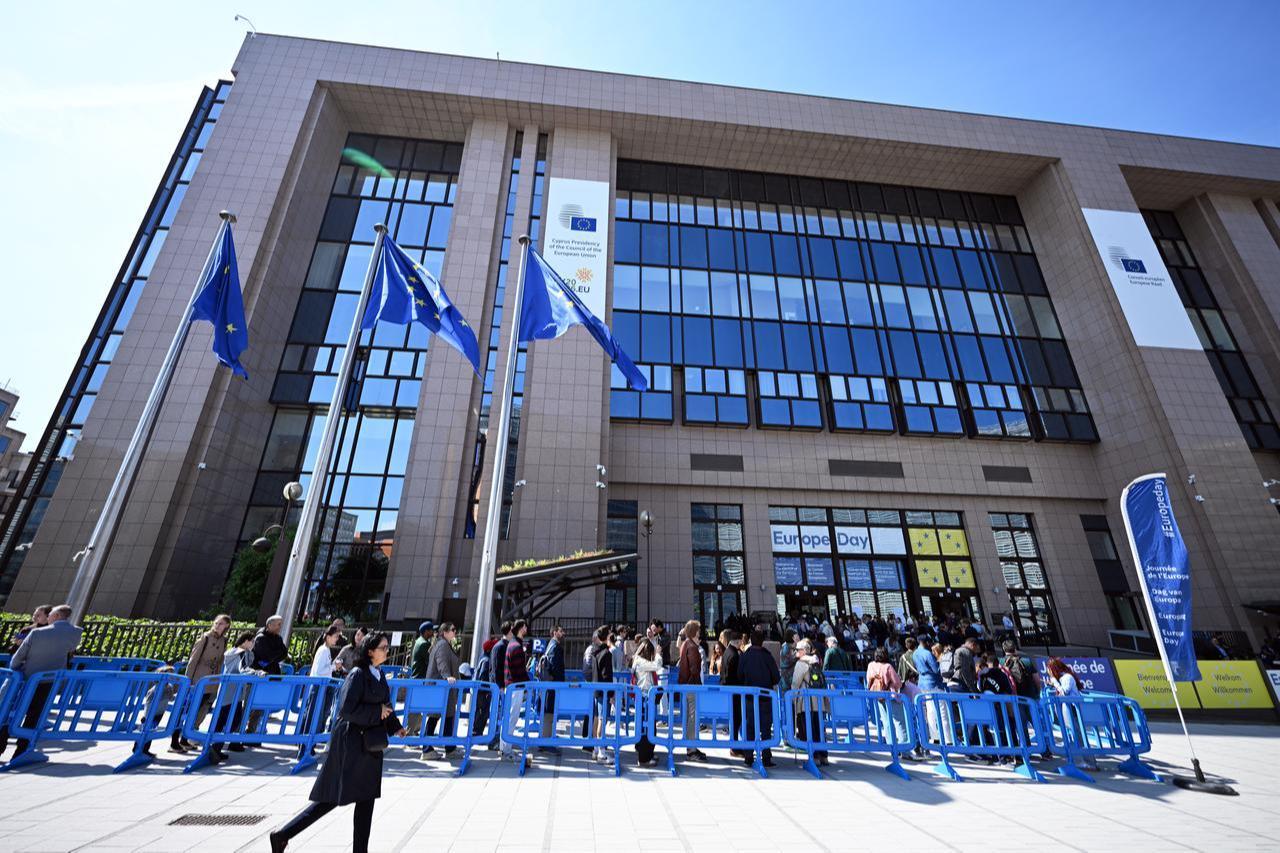 Citizens wait in long queues to visit the European Commission building during an event in Brussels, Belgium, on May 9, 2026. (AA Photo)