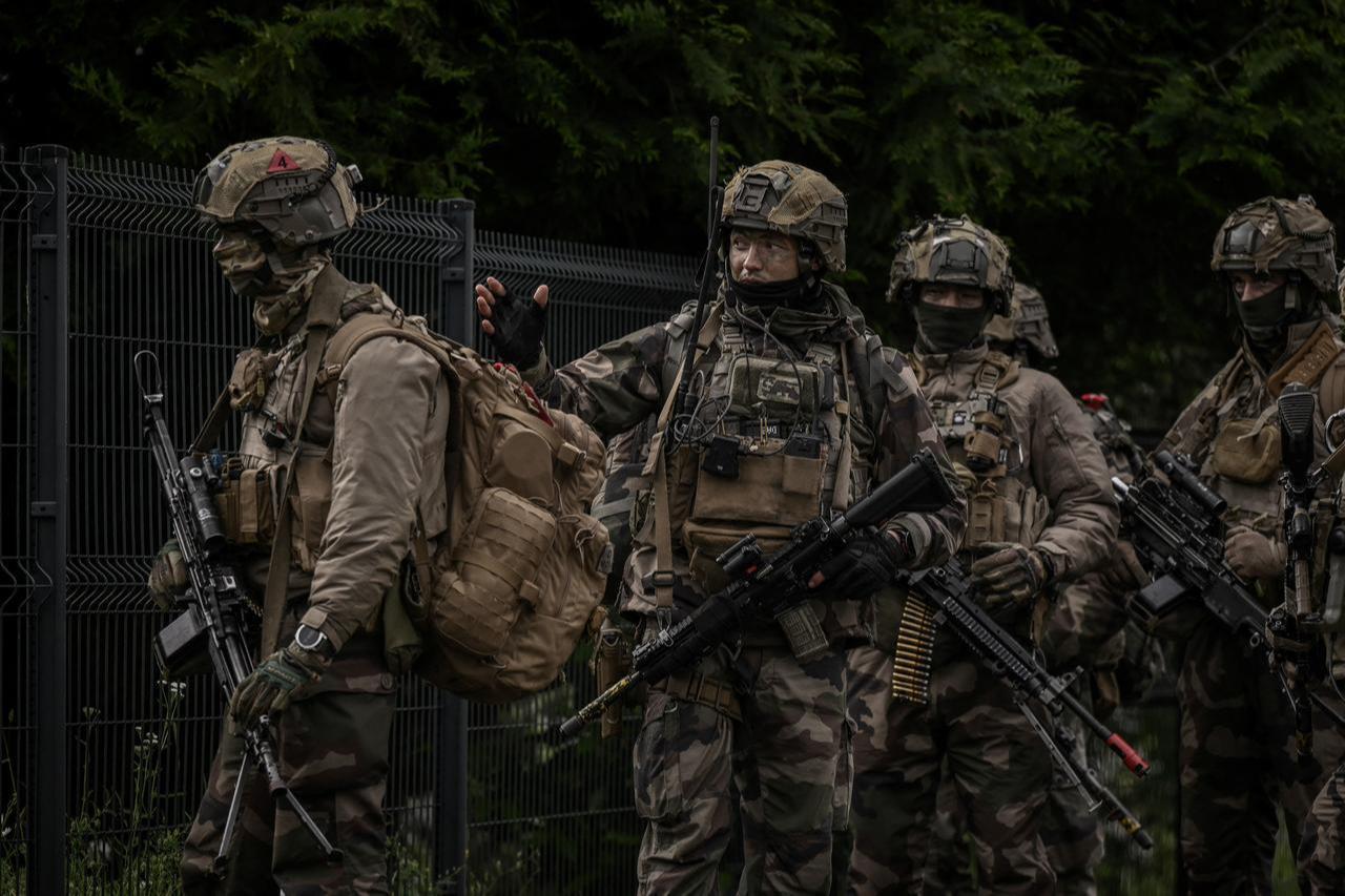 French Foreign Legion paratroopers regroup between assault phases during an urban combat exercise in La Souterraine, central France, on May 14, 2026. (AFP Photo)