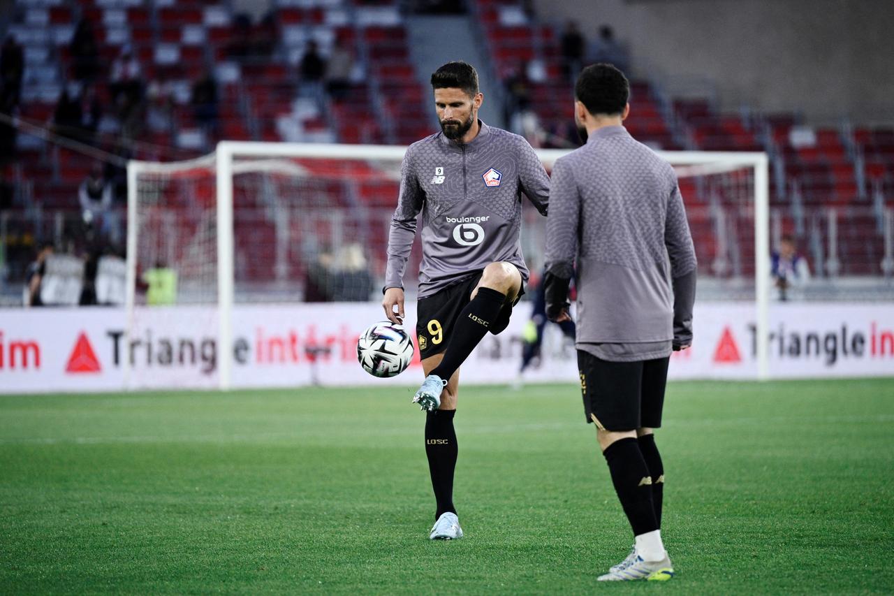 Lille's French forward #09 Olivier Giroud (L) takes part in a warmup ahead of the French L1 football match between Monaco (ASM) and Lille (LOSC) at the Louis II Stadium (Stade Louis II) in the Principality of Monaco, May 10, 2026. (AFP Photo)