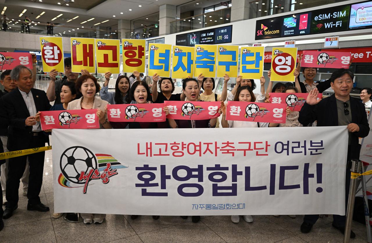 South Korean activists hold banners welcoming North Korea's Naegohyang Women's FC as they wait for the North Korean team's arrival at Incheon International Airport in Incheon, South Korea on May 17, 2026. (AFP Photo)