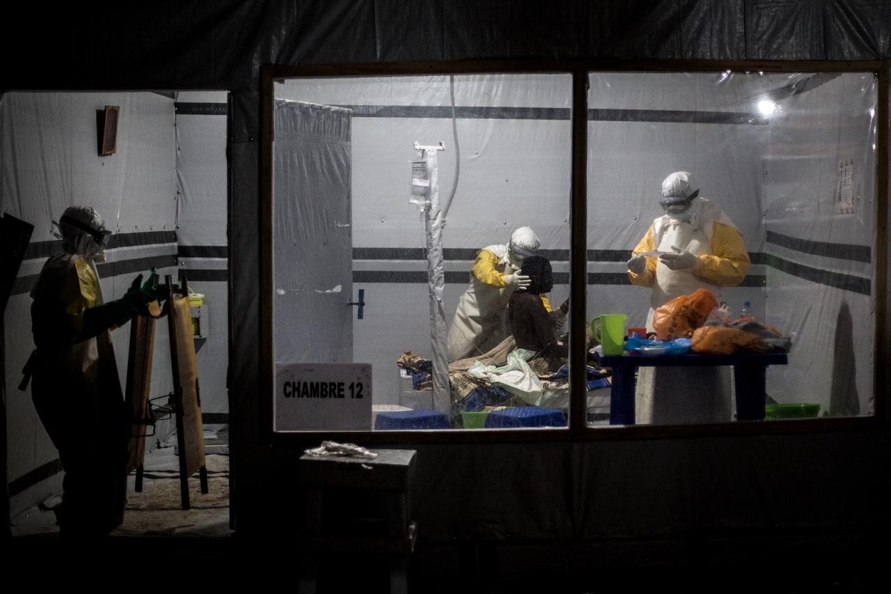 Health workers treat an unconfirmed Ebola patient, inside a MSF in Butembo, Democratic Republic of the Congo on November 3, 2018. (AFP Photo)