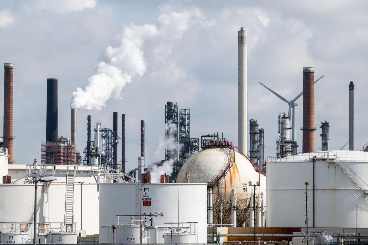 This photograph shows the TotalEnergies refinery in Antwerp on May 18, 2026. (AFP Photo)