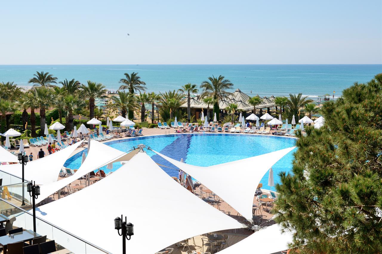 Tourists relax at a luxury seaside hotel in Antalya, Türkiye, April 20, 2014. (Adobe Stock Photo)