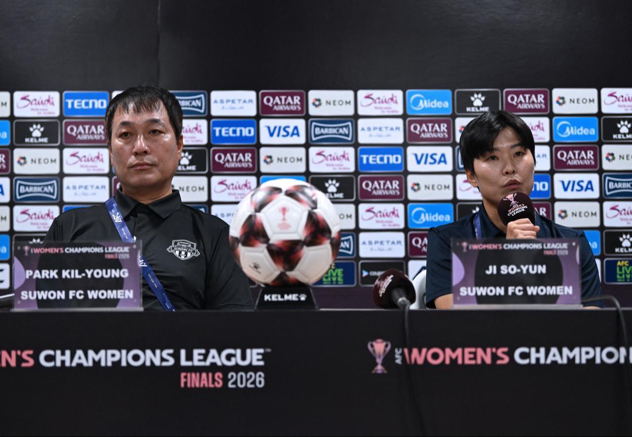 South Korea's Suwon FC Women head coach Park Kil-young (L) and player Ji So-yun (R) attend a press conference at Suwon Sports Complex in Suwon, South Korea on May 19, 2026 (AFP Photo)