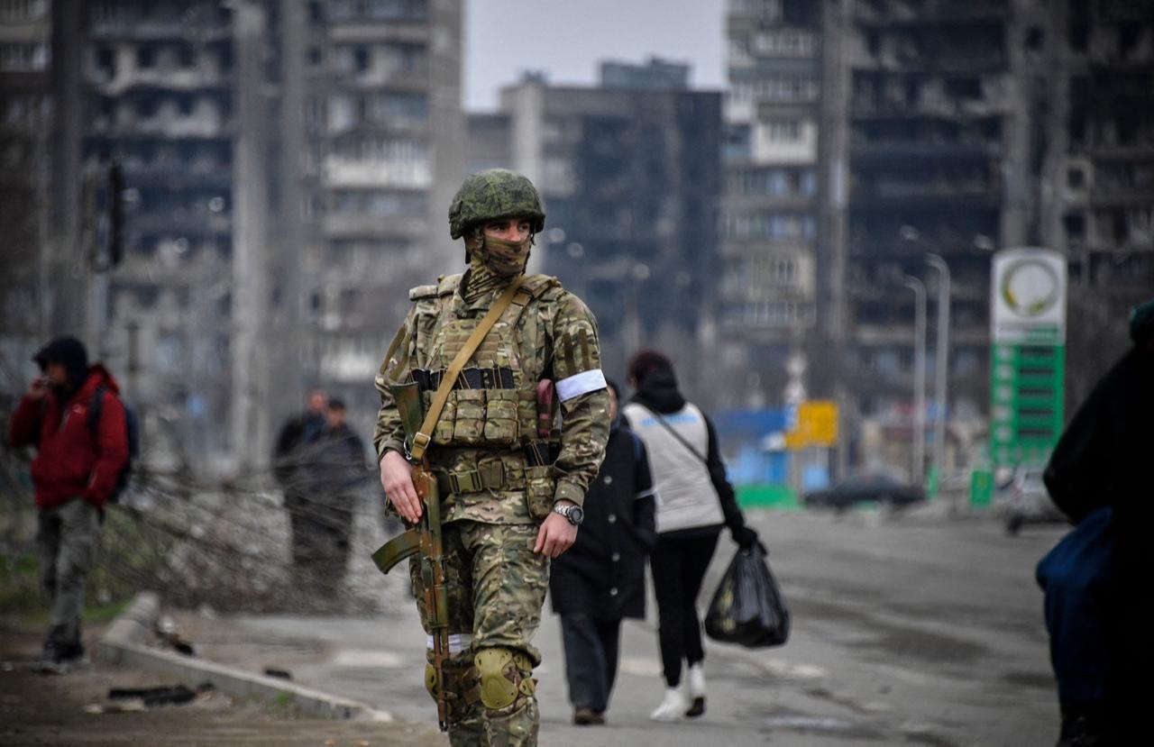 A Russian soldier patrols in a street of Mariupol on April 12, 2022. (AFP Photo)