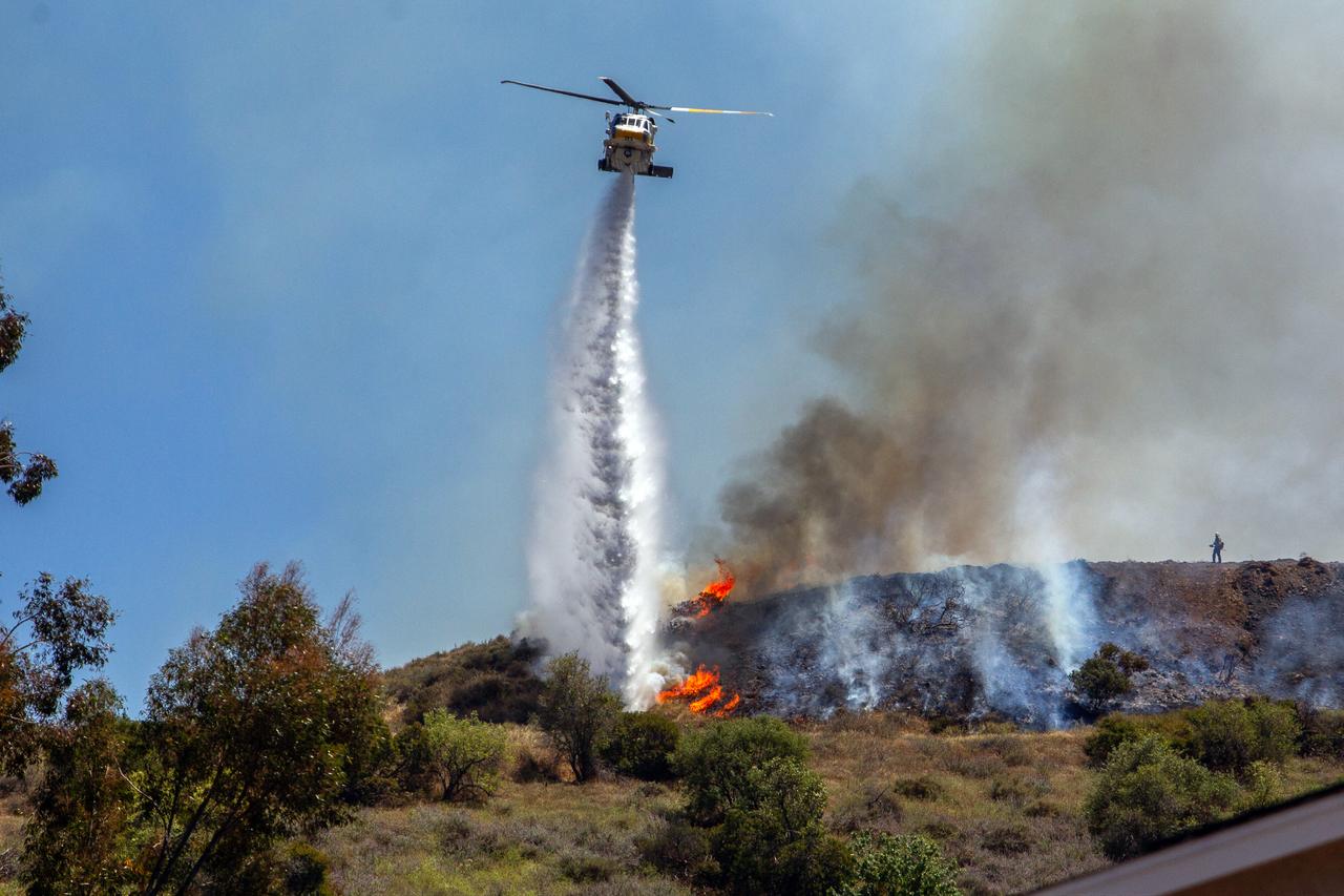 A Ventura County Fire Department helicopter drops water to combat the Sandy Fire in Simi Valley, California, on May 18, 2026. (AFP Photo)