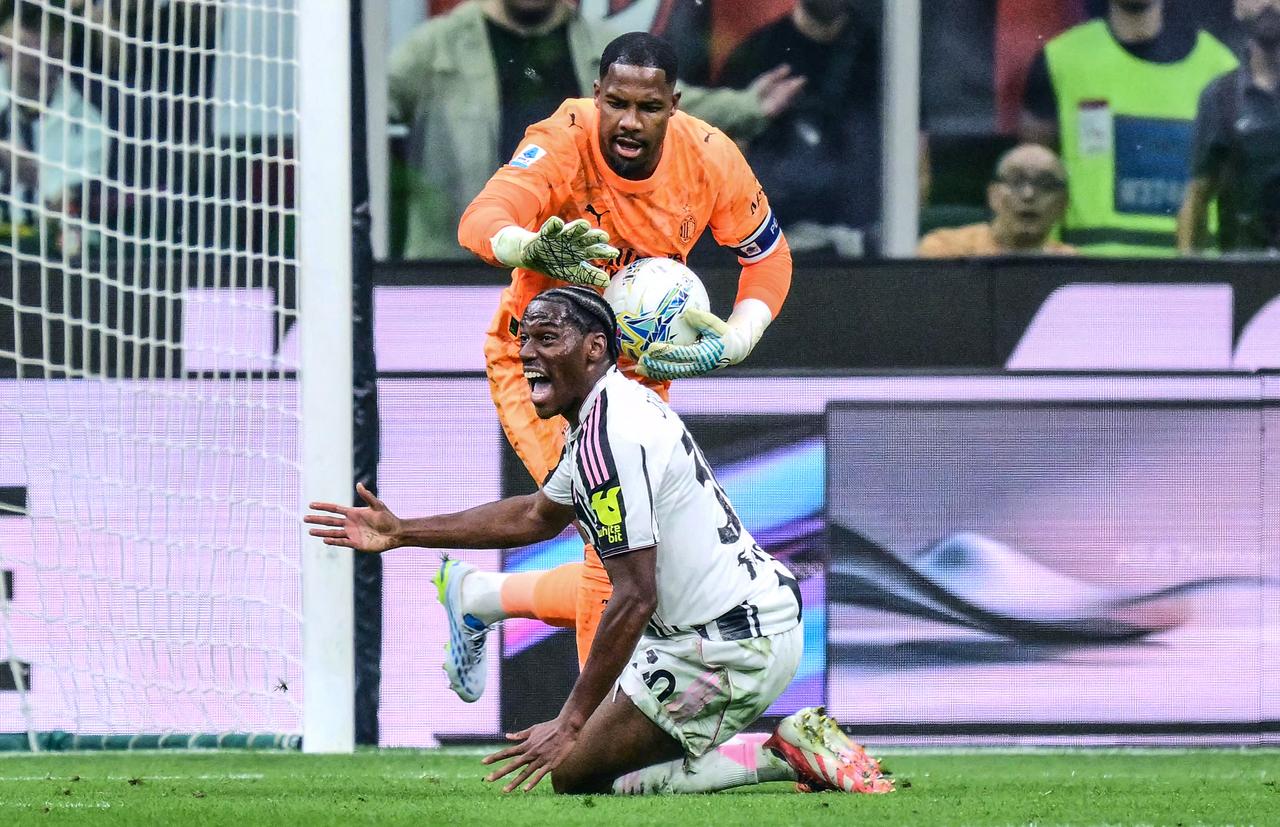 Juventus' Canadian forward #30 Jonathan David (L) reacts flanked by  AC Milan's French goalkeeper #16 Mike Maignan during the Italian Serie A football match between AC Milan and Juventus FC at the San Siro stadium in Milan, northern Italy, April 26, 2026. (AFP Photo)