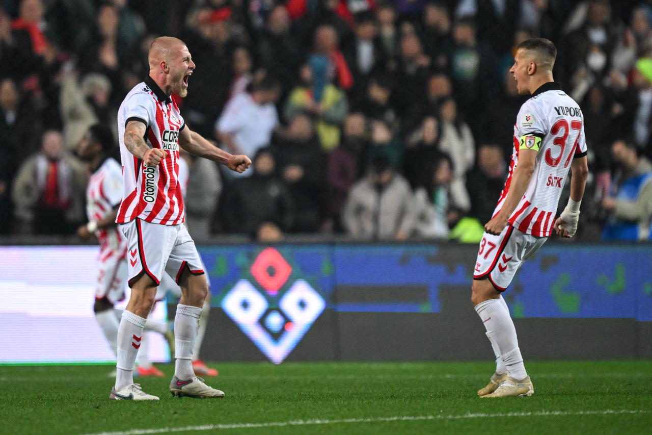 Galatasaray miss title chance after 4-1 defeat at Samsunspor