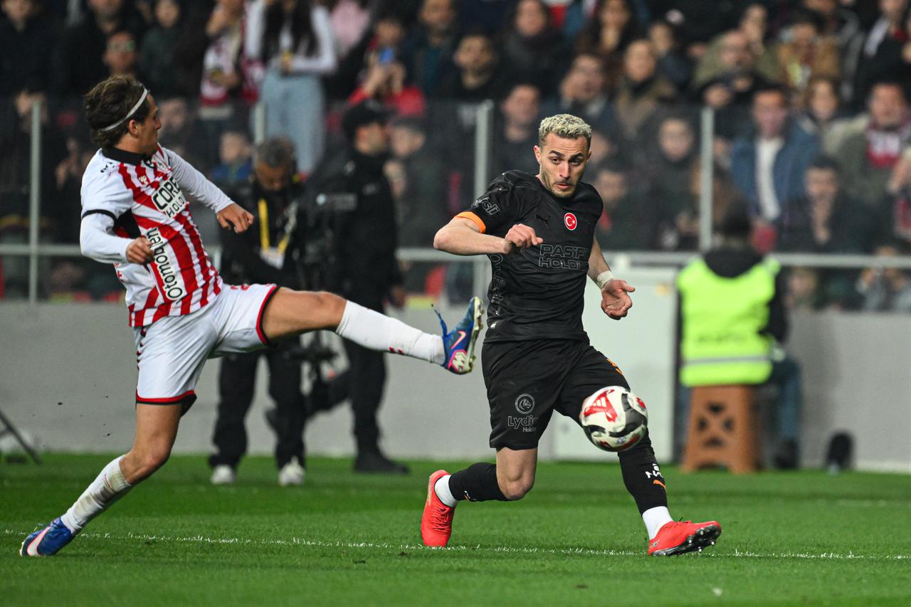Baris Alper Yilmaz (R) of Galatasaray in action during the Turkish Super Lig week 32 match between Samsunspor and Galatasaray at Yeni 19 Mayis Stadium in Samsun, Türkiye, May 2, 2026. (AA Photo)