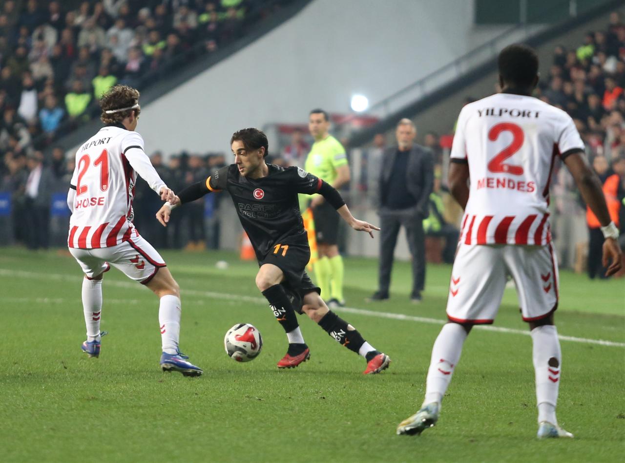 Yunus Akgun (11) of Galatasaray in action against Holse (21) of Samsunspor during the Turkish Super Lig week 32 match between Samsunspor and Galatasaray at Yeni 19 Mayis Stadium in Samsun, Türkiye, May 2, 2026. (AA Photo)