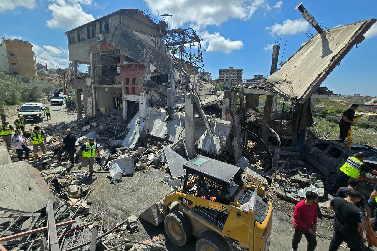 First responders search for survivors amongst the rubble at the site of an Israeli airstrike that targeted the southern Lebanese village of Ain Baal, May 1, 2026. (AFP Photo)