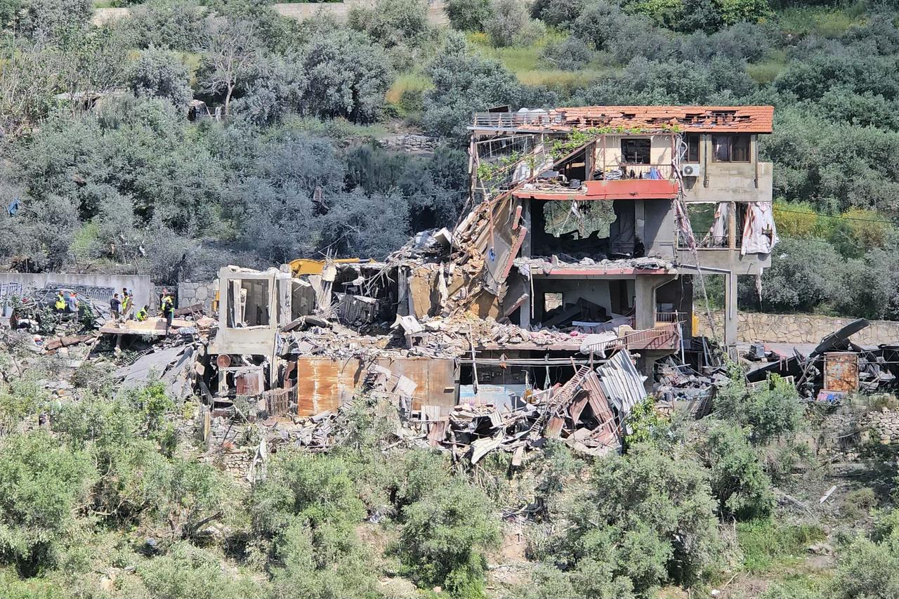 First responders search for survivors amongst the rubble at the site of an Israeli airstrike that targeted the southern Lebanese village of Ain Baal, May 1, 2026. (AFP Photo)