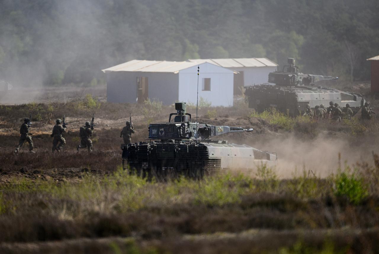 Puma tanks and infantry units of the German army are operating during a presentation at the German army barracks while the German Chancellor (unseen) visits the troops of the German Army in Munster, northern Germany, April 30, 2026. (AFP Photo)