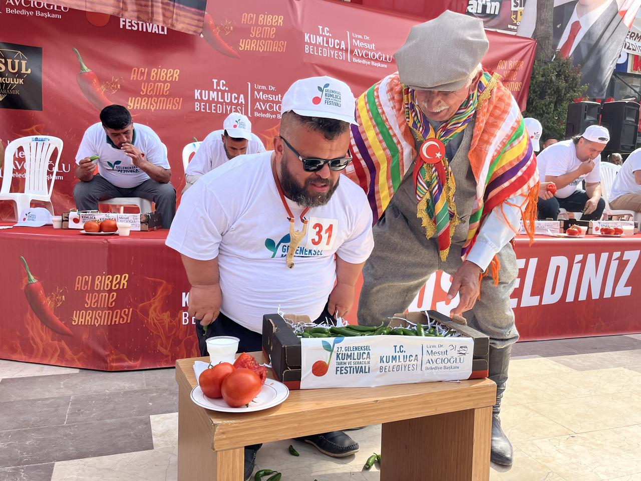 A contestant prepares to eat hot peppers as part of a timed competition at the 27th Kumluca Agriculture and Greenhouse Festival in Antalya, Türkiye, May 1, 2026. (AA Photo)