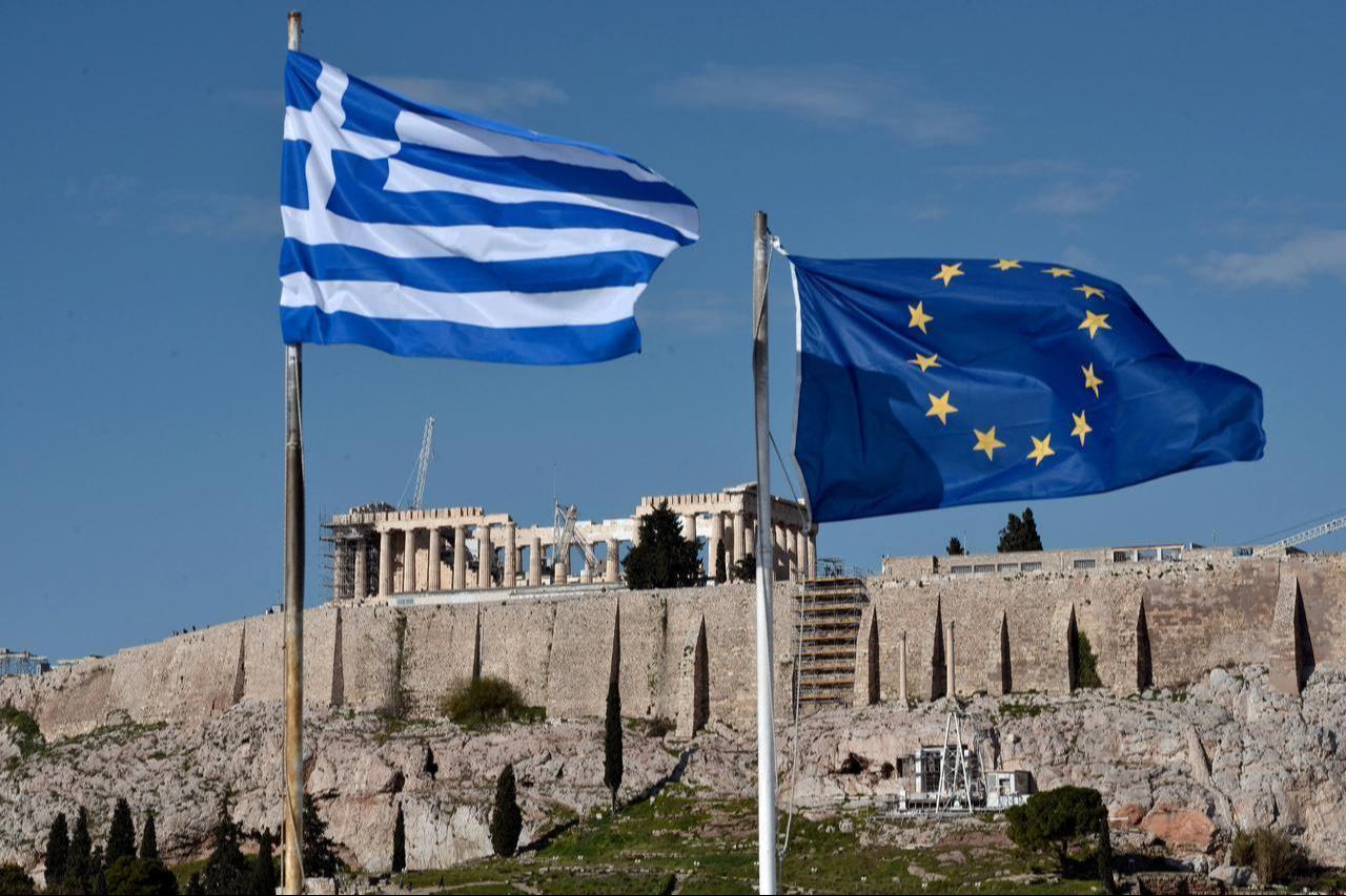 The Greek and EU flags flutter in front of the ancient Acropolis hill in Athens on January 15, 2015. (AFP Photo)