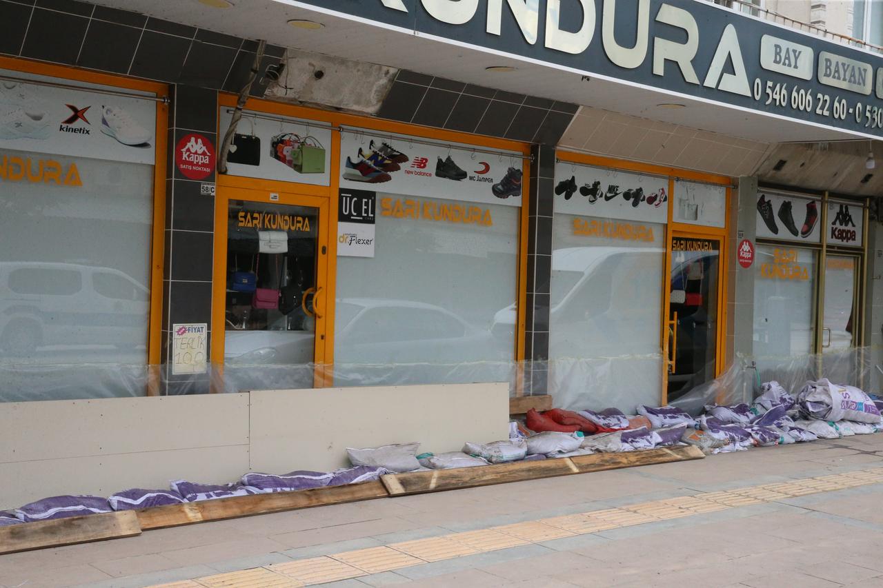 Following the flood warnings, some residents began evacuating their homes and workplaces. Tokat, Türkiye, May 19, 2026. (AA Photo)