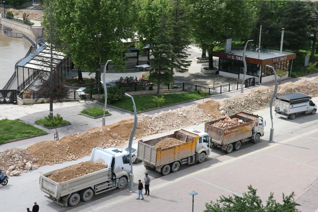Teams from local authorities built stone barriers along the Yesilirmak River to prevent floodwaters from reaching residential areas. Tokat, Türkiye, May 19, 2026. (AA Photo)