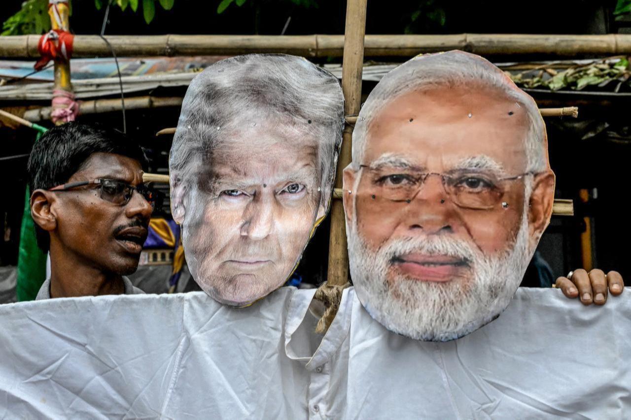 Congress activists carry an effigy of US President Donald Trump and Indian Prime Minister Narendra Modi as they protest against the Indo-US trade deal during a demonstration in Kolkata on August 1, 2025. (AFP Photo)