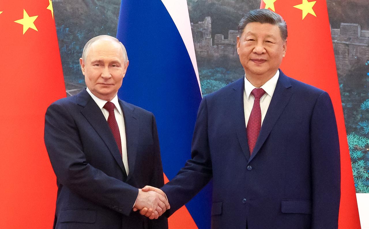 In this pool photograph distributed by the Russian state agency Sputnik, Russia's President Vladimir Putin (L) shakes hands with China's President Xi Jinping during a meeting in Beijing, China, May 20, 2026. (AFP Photo)