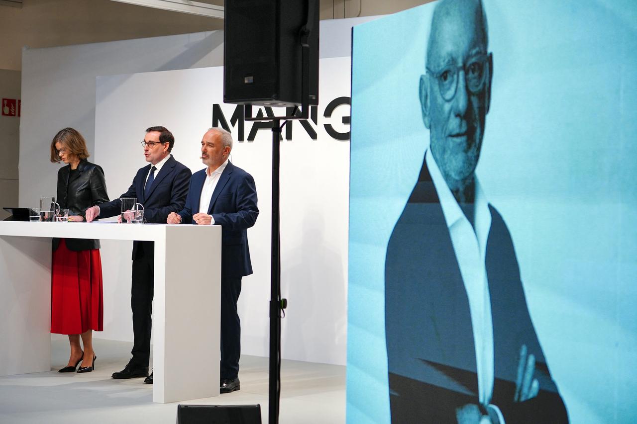 An image of the late Mango founder Isak Andic, who passed away last year, is displayed as Mango Chairman and CEO Toni Ruiz (C), along with Chief Financial Officer Margarita Salvans (L) and Chief Expansion and Franchise Officer Daniel Lopez, stand during a press conference presenting the company’s 2024 financial results in Palau-solita i Plegamans, north of Barcelona, March 10, 2025. (AFP Photo)