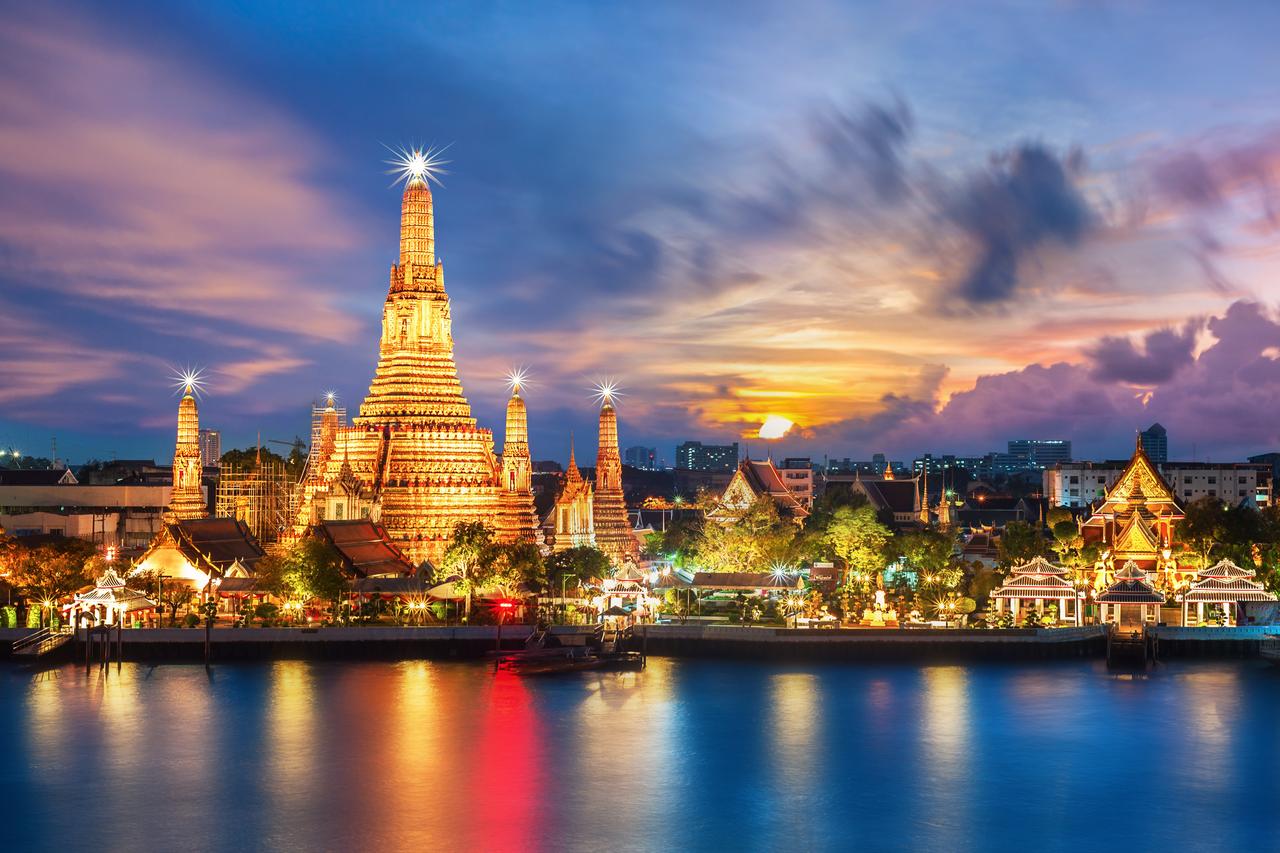Night view of Wat Arun Temple in Bangkok, Thailand. (Adobe Stock Photo)