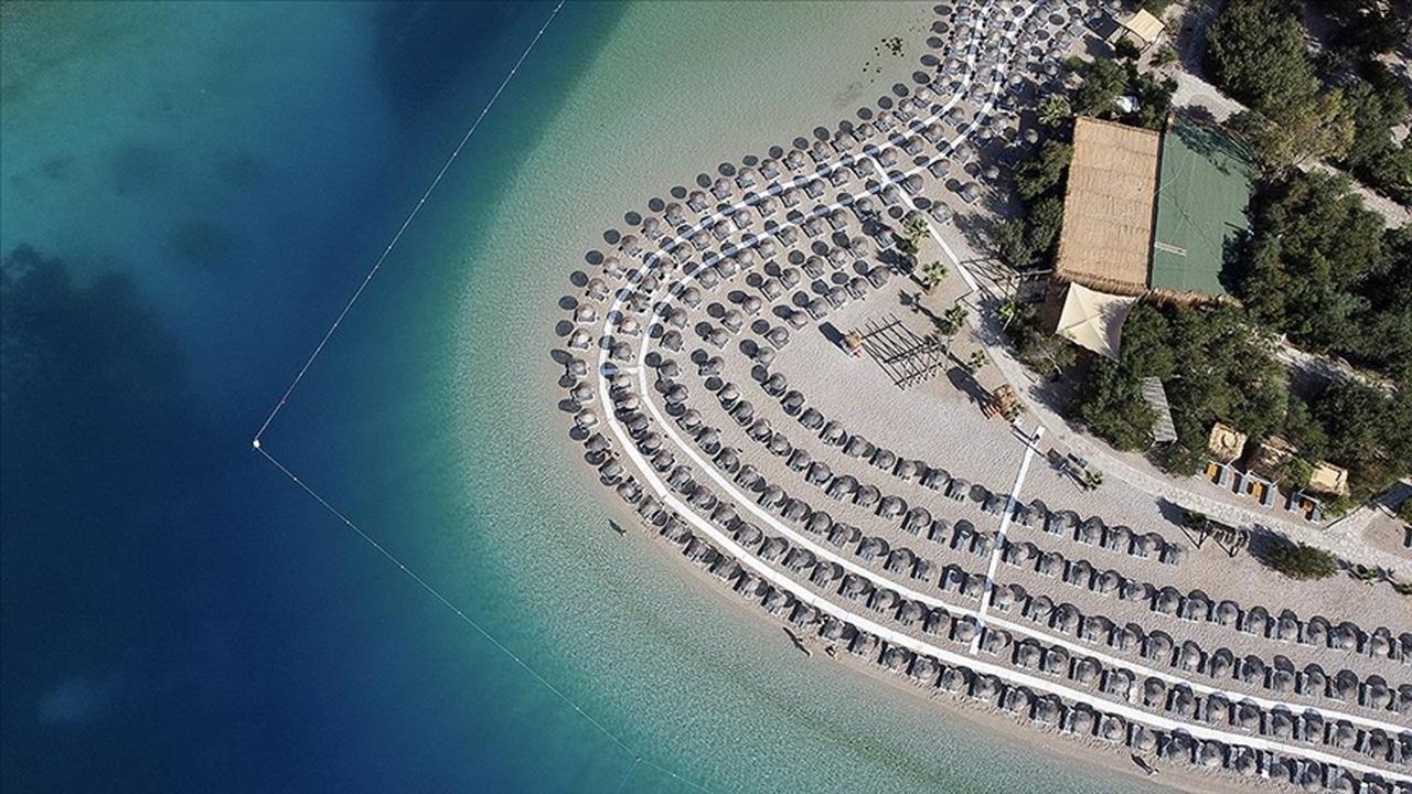 An aerial view of a Blue Flag beach in Türkiye, where clear waters and organized coastal facilities reflect international environmental and safety standards. (Photo via Ministry of Culture and Tourism)